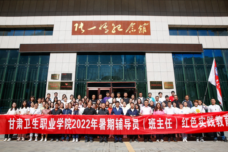 1656662934674084929.jpg 图2 张一悟纪念馆前合影_调整大小.jpg