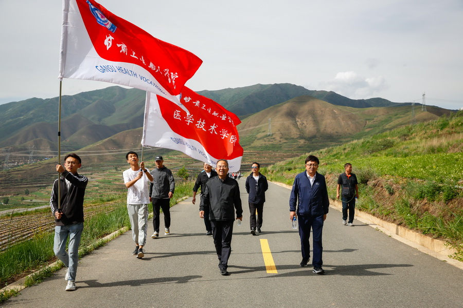 1656662977000058990.jpg 图5 徒步拉练_调整大小.jpg