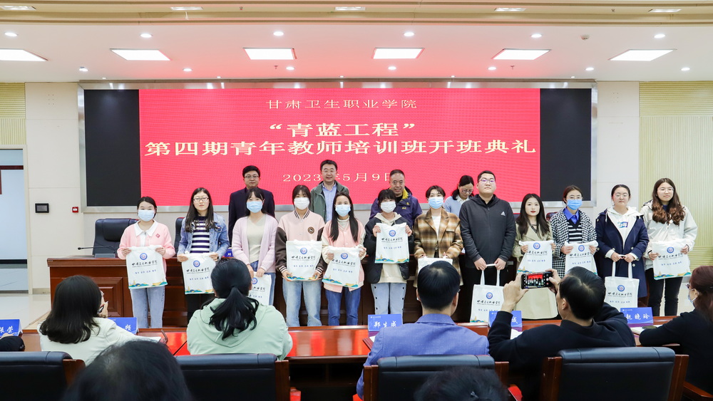 1683708272098092212.jpg 2023年5月9日  英国365上市官网青蓝工程第四期青年教师培训班开班典礼 (6)_调整大小.jpg