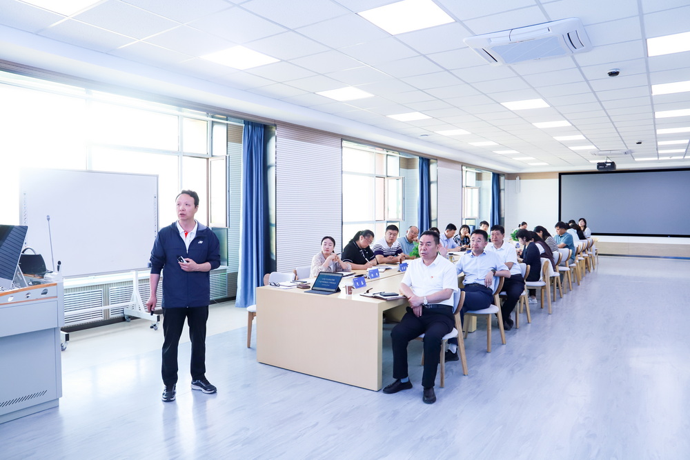 1694087303817070656.jpg 2023年9月6日 英国365上市官网产业学院建设工作推进会 (6)_调整大小.jpg